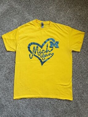 University of Michigan Yellow 'Michigan' Heart Logo Tee, Women's Medium